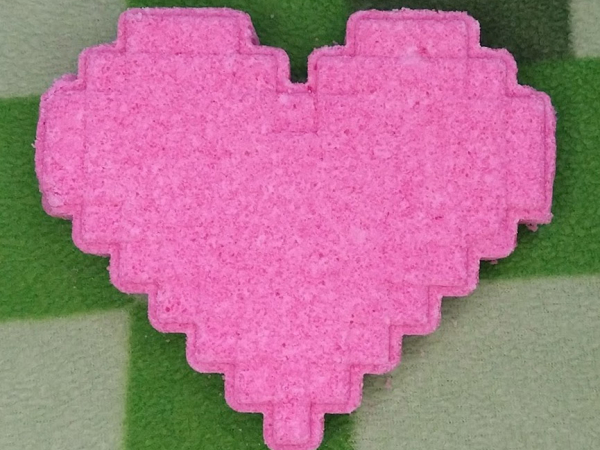 A photo of Pixelated Heart bath bomb.